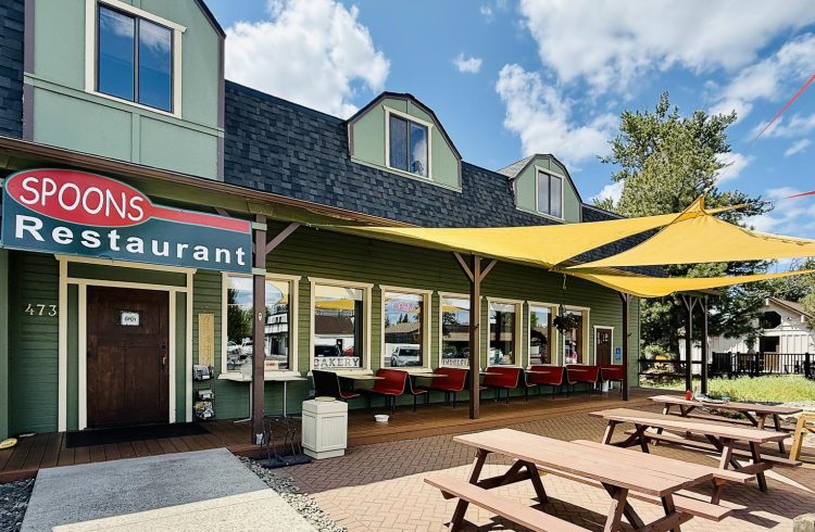 outdoor patio at spoons restaurant