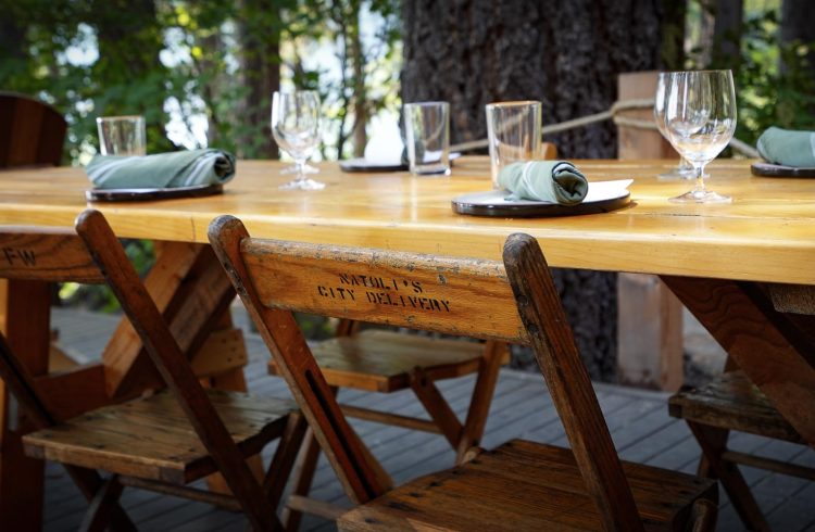 outdoor dining at Suttle Lodge
