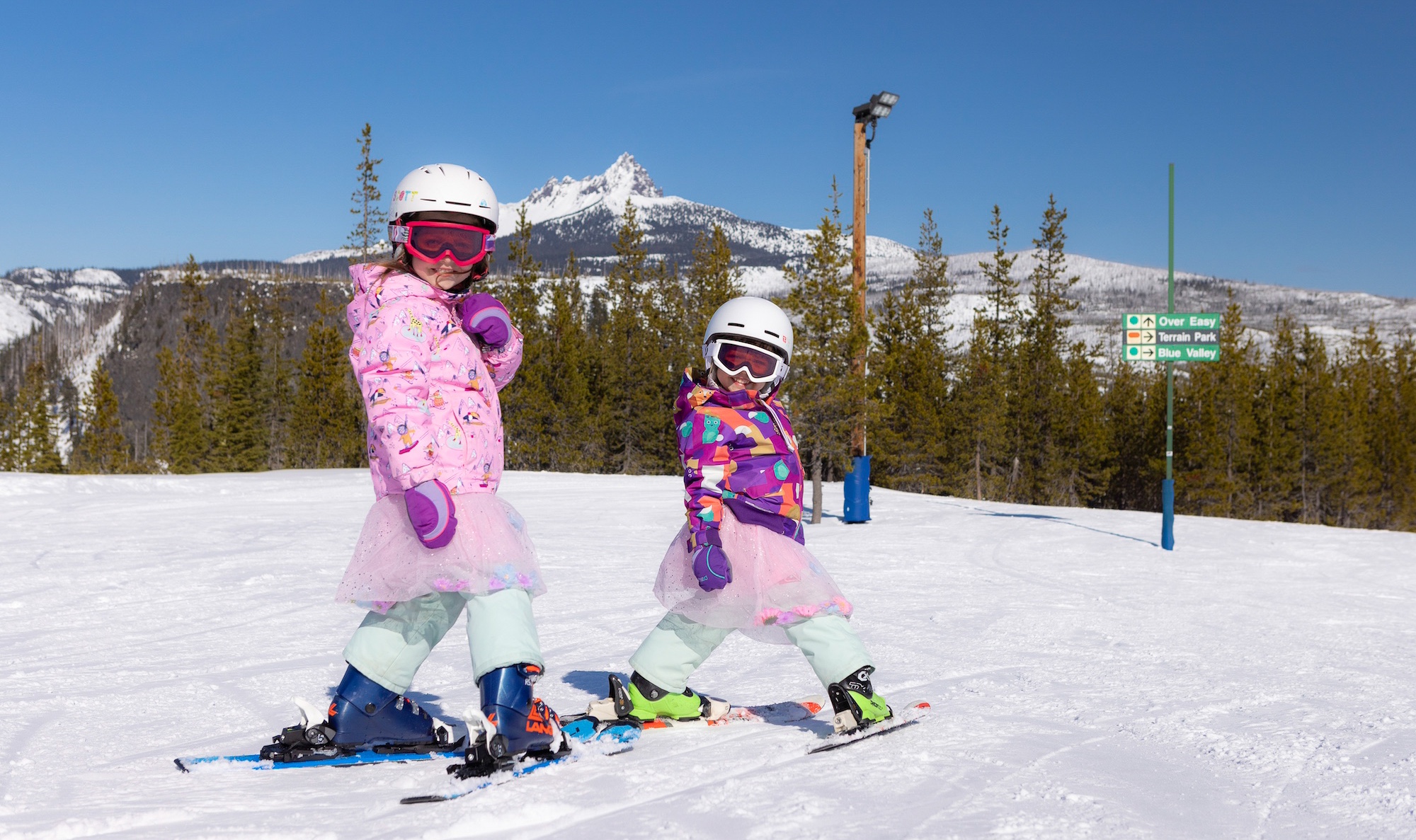 skiing sisters at hoodoo