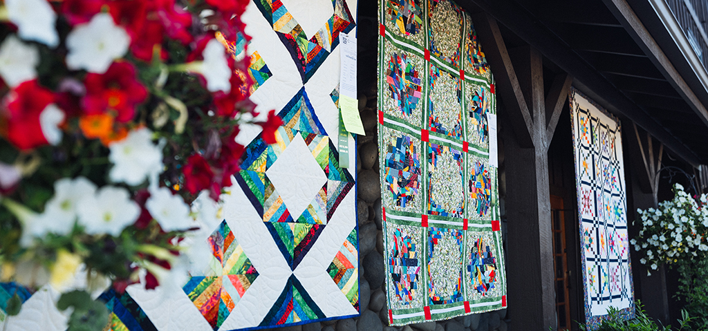 quilts hanging at Sisters Outdoor Quilt Show